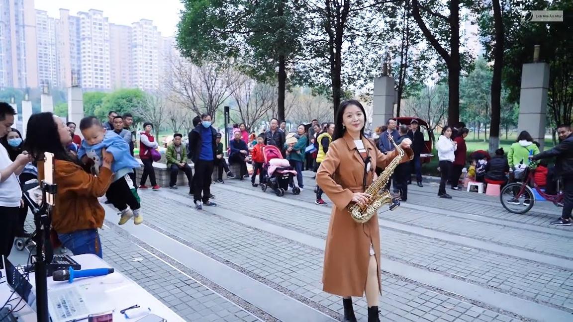 Cô gái xinh đẹp choi kèn saxophone tác phẩm kinh điển Tianlu gây não loạn cả phố Thành Đô Trung Hoa