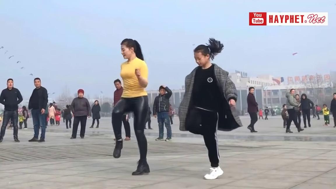 Cô gái Trung Quốc nhảy Shuffle dance trên đường phố