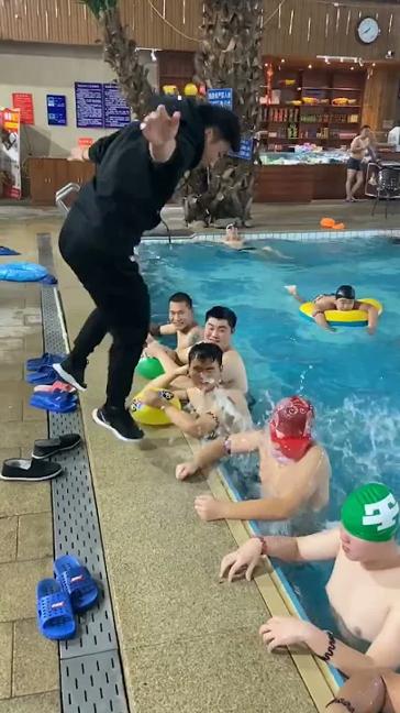 Tại sao đi bơi phải đội nón #shorts #tiktok #hocboi #hoboi #vatdungthongminh