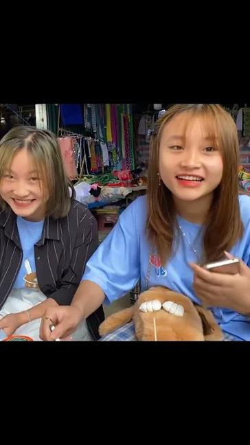 Gặp hai cô gái người Dao xinh đẹp giáp biên giới Trung Quốc đi chợ phiên